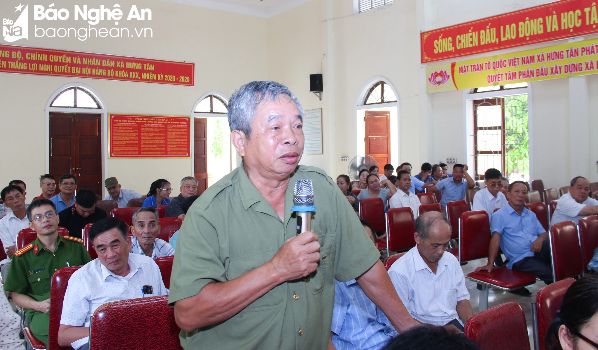 bna_ Cử tri Nguyễn Đình Hùng, (xã Hưng Tân, huyện Hưng Nguyên) băn khoăn liên quan đến huy động sức dân xây dựng nông thôn mới ở xã mới sau sáp nhập. Ảnh- Mai Hoa.jpg