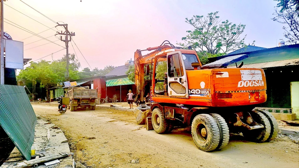 bn_Thi công tuyến đường Môn Sơn - Cò Phạt.jpg