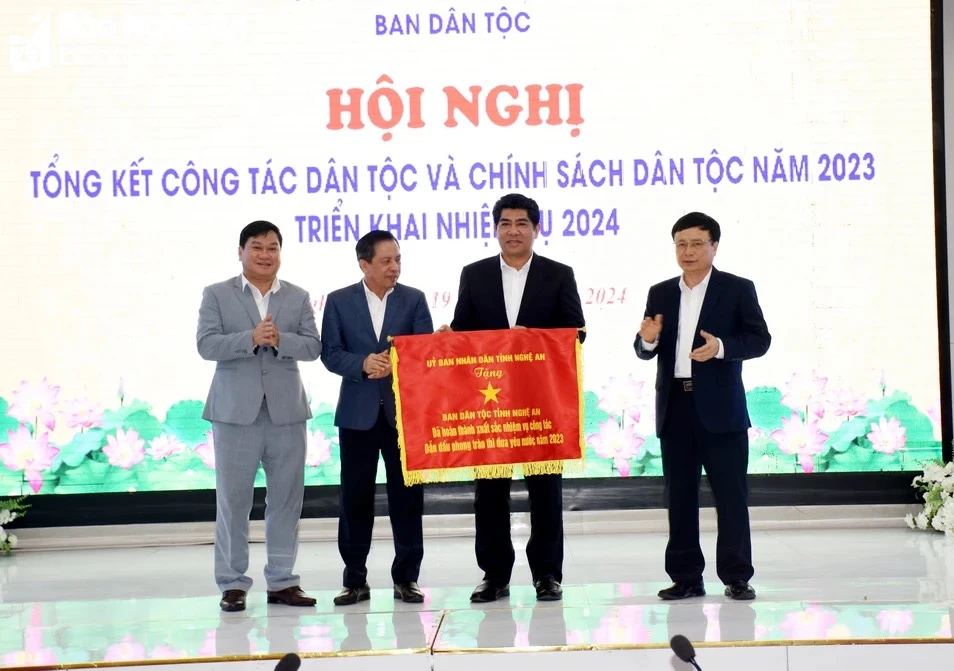 bna_Ban Dân tộc tỉnh Nghệ An đón nhận Cờ thi đua của Chính Phủ. Ảnh Thu Hương.jpg