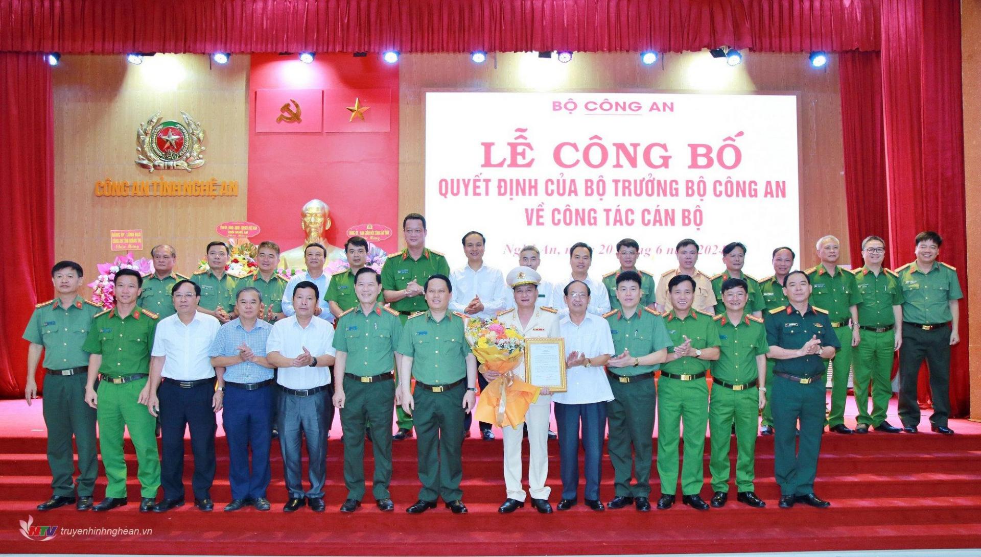 Các đại biểu chụp ảnh lưu niệm.