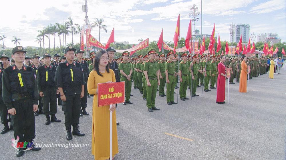 Lực lượng tham gia bảo vệ an ninh trật tự ở cơ sở trong buổi lễ ra mắt.