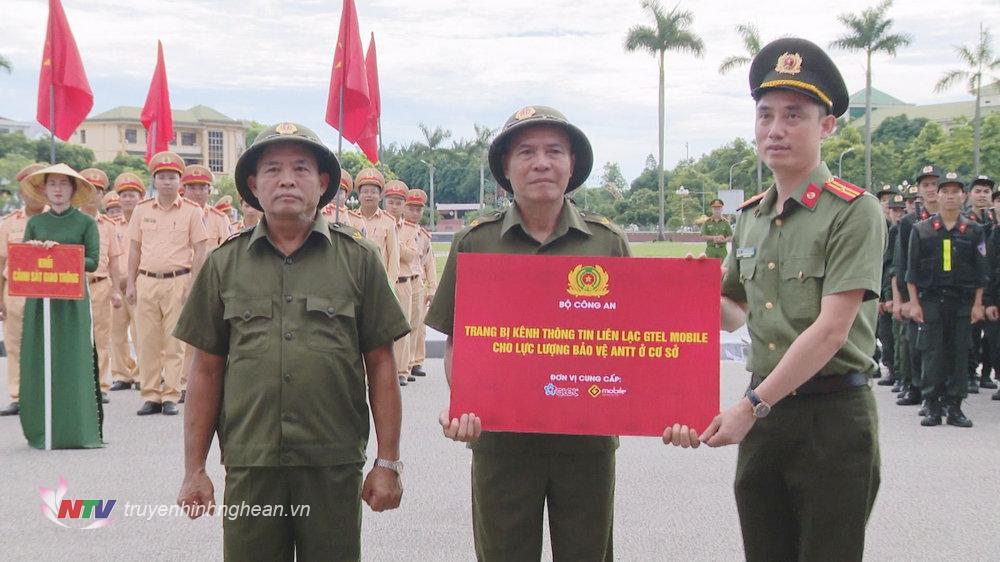 Thiếu tá Điền Văn Kiên - Chủ tịch kiêm Tổng Giám đốc Tổng công ty Công nghệ - Viễn thông Toàn cầu trao biểu trưng trang bị Kênh liên lạc sử dụng sản phẩm sim 4G của Gmobile cho lực lượng tham gia bảo vệ ANTT ở cơ sở. S