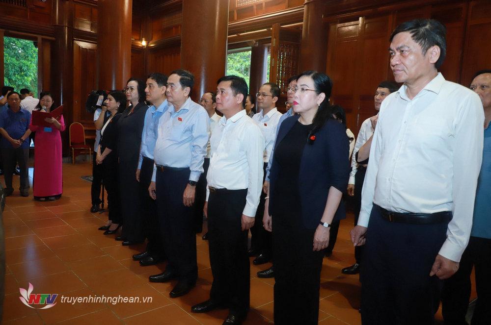 Chủ tịch Quốc hội Trần Thanh Mẫn và các đồng chí lãnh đạo Quốc hội, tỉnh Nghệ An, Thường trực Huyện ủy Nam Đàn thực hiện Lễ tưởng niệm Chủ tịch Hồ Chí Minh. 