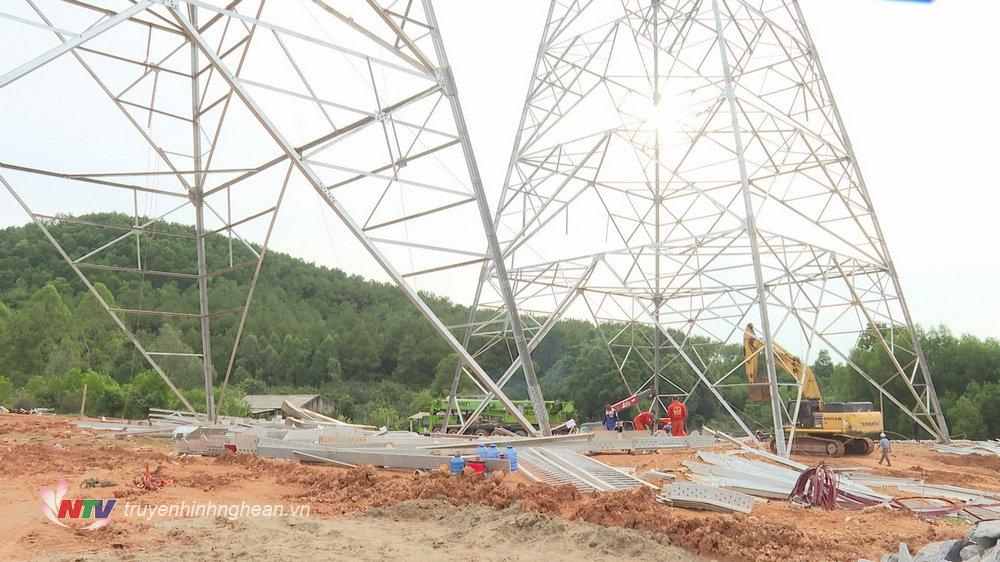 Công trường thi công dự án Đường dây 500kV mạch 3 trên địa bàn tỉnh Nghệ An. 