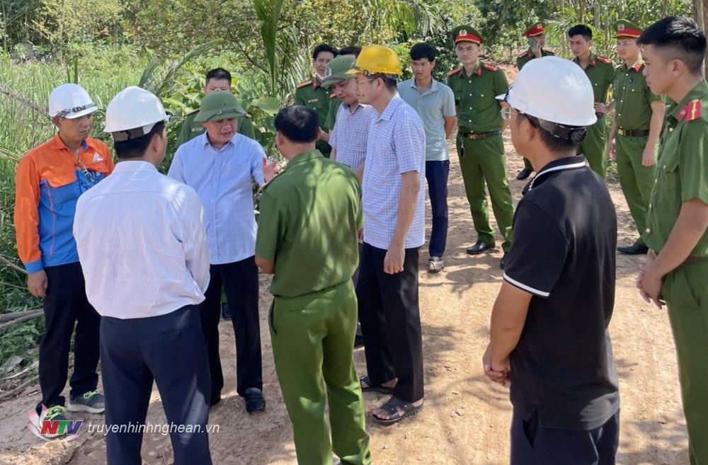 Bí thư Tỉnh uỷ Thái Thanh Quý chỉ đạo các đơn vị tại khu vực cột VT24 trên địa bàn TX Hoàng Mai.