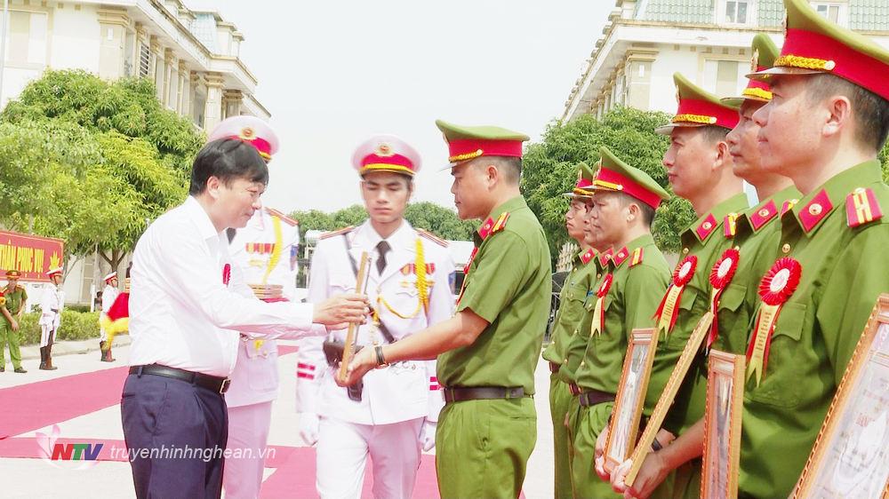 Phó Chủ tịch Thường trực UBND tỉnh Lê Hồng Vinh trao Bằng khen của Chủ tịch UBND tỉnh Nghệ An cho các cá nhân, tập thể.