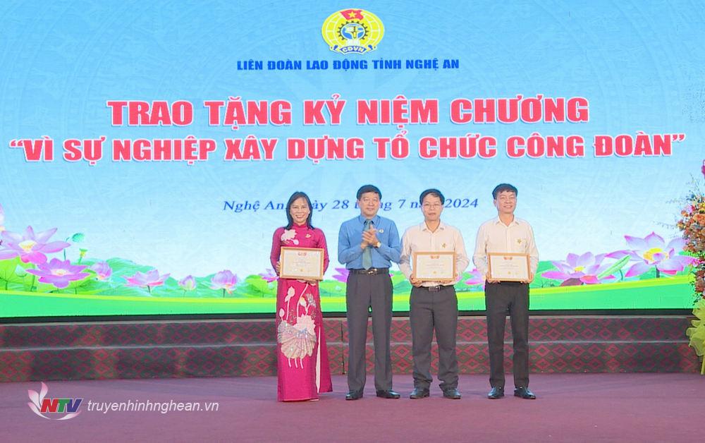 Trao Kỷ niệm chương Vì sự nghiệp xây dựng tổ chức công đoàn cho các cá nhân tiêu biểu. 