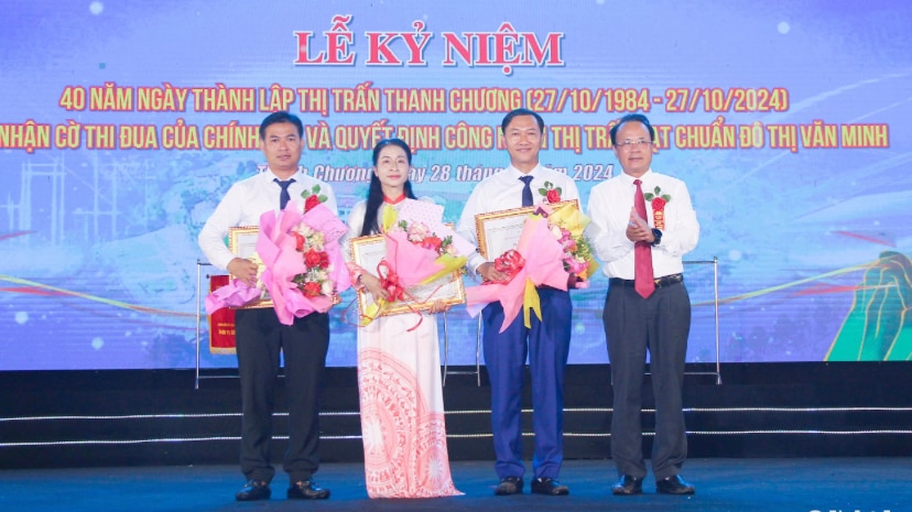 Đồng chí Nguyễn Nam Đình - Ủy viên Ban Thường vụ Tỉnh ủy, Phó Chủ tịch Thường trực HĐND tỉnh trao Bằng khen của UBND tỉnh cho 3 cá nhân.