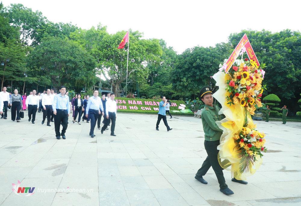 Chủ tịch Quốc hội Trần Thanh Mẫn và các đồng chí lãnh đạo Quốc hội, tỉnh Nghệ An về dâng hoa, dâng hương tại Khu Di tích Quốc gia đặc biệt Kim Liên