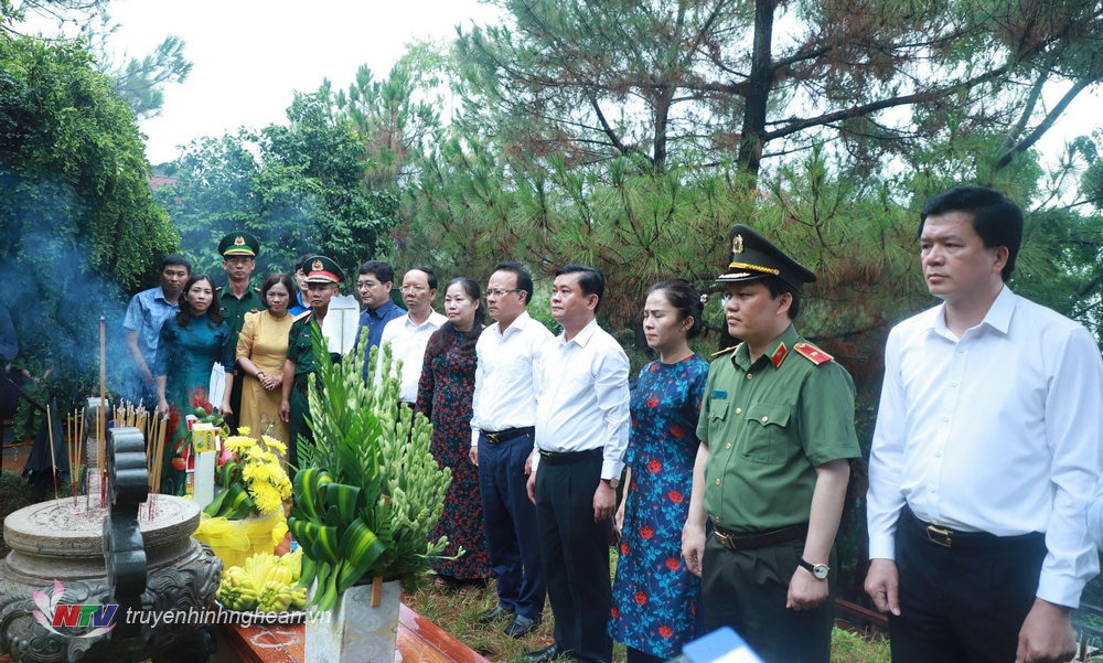 Đoàn đại biểu Tỉnh ủy, HĐND, UBND, Ủy ban Mặt trận Tổ quốc Việt Nam tỉnh Nghệ An dâng hoa, dâng hương viếng mộ Đại tướng Võ Nguyên Giáp.