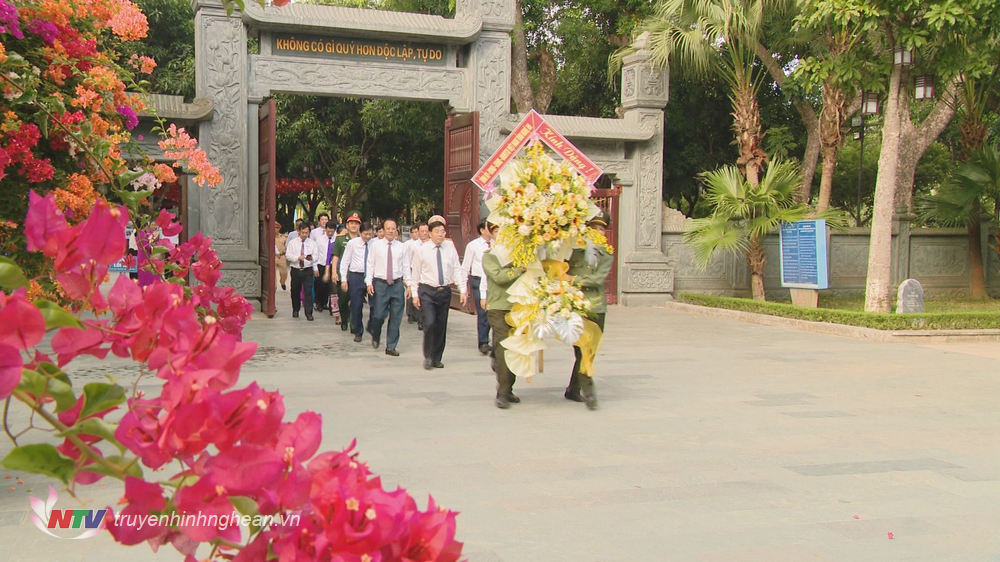 Đoàn đại biểu Tỉnh ủy, HĐND, UBND, Ủy ban Mặt trận Tổ quốc Việt Nam tỉnh Nghệ An về dâng hoa, dâng hương tại Khu Di tích Quốc gia đặc biệt Kim Liên