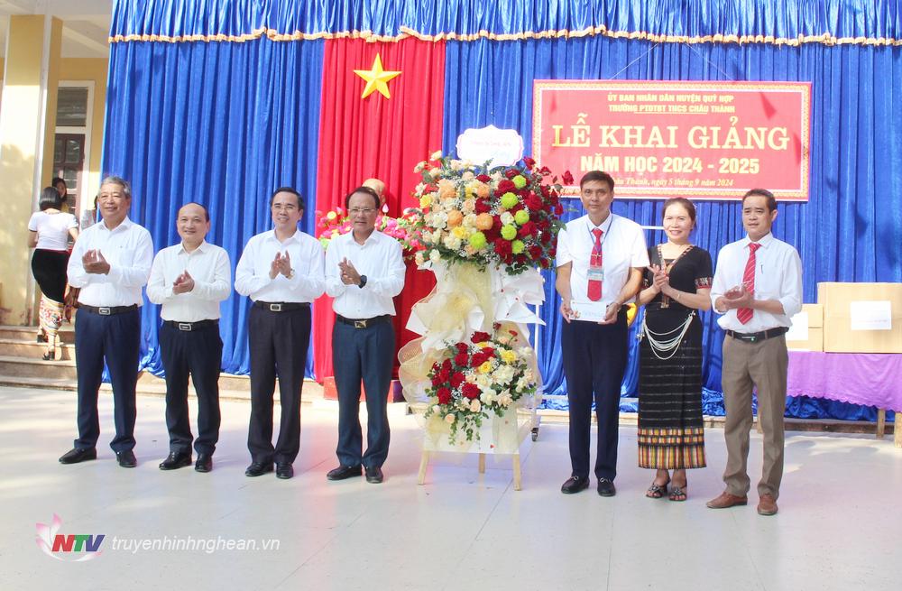 Phó Chủ tịch Thường trực HĐND tỉnh Nguyễn Nam Đình tặng hoa chúc mừng nhà trường nhân dịp khai giảng năm học mới 2024-2025