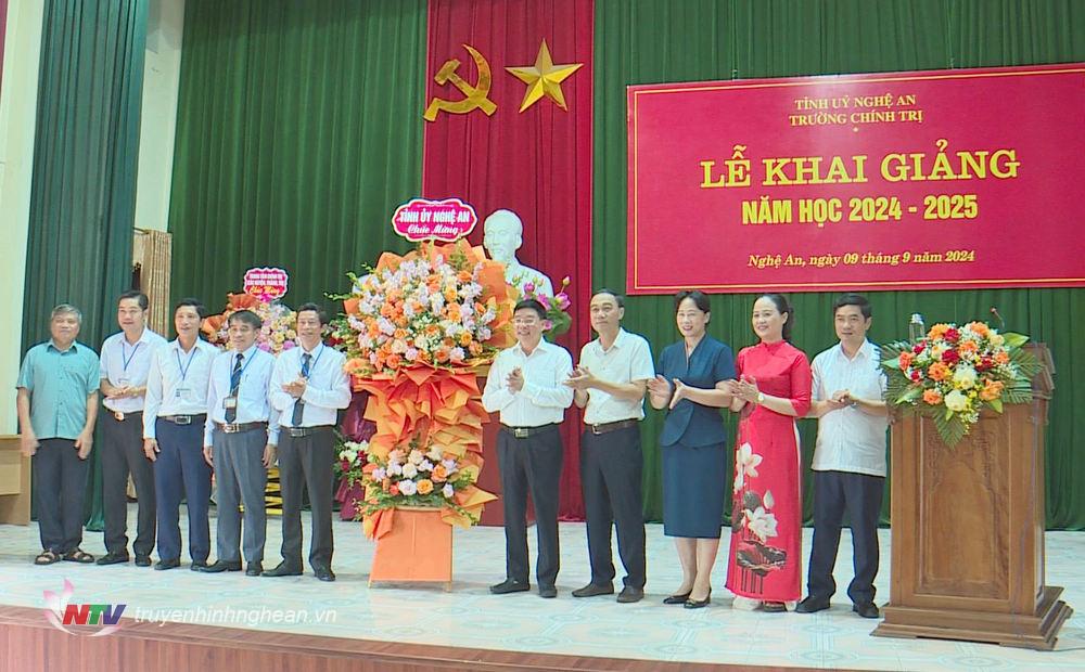 Thay mặt Ban Thường vụ Tỉnh uỷ, đồng chí Nguyễn Văn Thông - Phó Bí thư Thường trực Tỉnh uỷ tặng hoa chúc mừng nhà trường nhân Lễ Khai giảng năm học 2024 - 2024. 