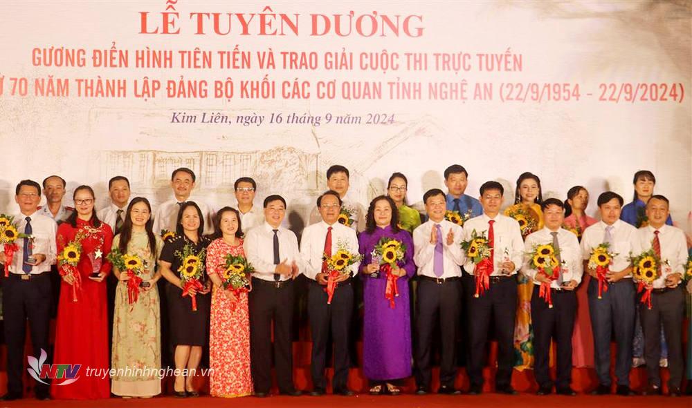 Phó Bí thư Thường trực Tỉnh ủy Nguyễn Văn Thông và Bí thư Đảng ủy Khối CCQ tỉnh Phạm Tuấn Vinh tặng hoa cho các cá nhân điển hình trong các phong trào thi đua