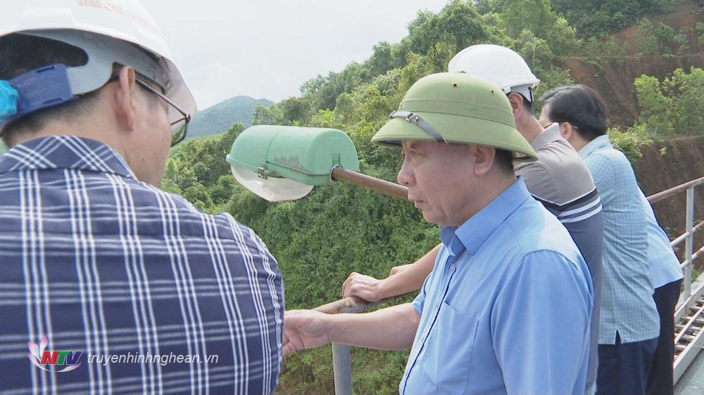 Phó Chủ tịch UBND tỉnh Nguyễn Văn Đệ kiểm tra công tác đảm bảo an toàn cho các hộ dân nằm ở hạ lưu cửa xả của thủy điện Châu Thắng. 