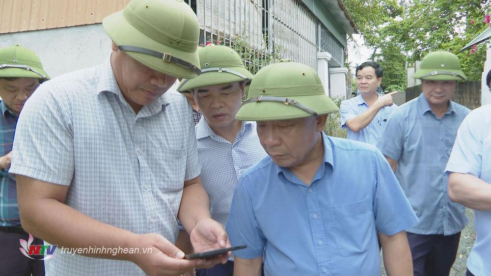 Phó Chủ tịch UBND tỉnh Nguyễn Văn Đệ kiểm tra, chỉ đạo ứng phó hoàn lưu bão số 4 tại Quỳ Châu.