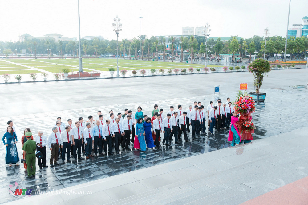 Đoàn đại biểu tham dự Đại hội đại biểu Liên hiệp Các tổ chức hữu nghị tỉnh Nghệ An lần thứ VI, nhiệm kỳ 2024 -2029 tưởng niệm Bác Hồ tại Quảng trường Hồ Chí Minh. 