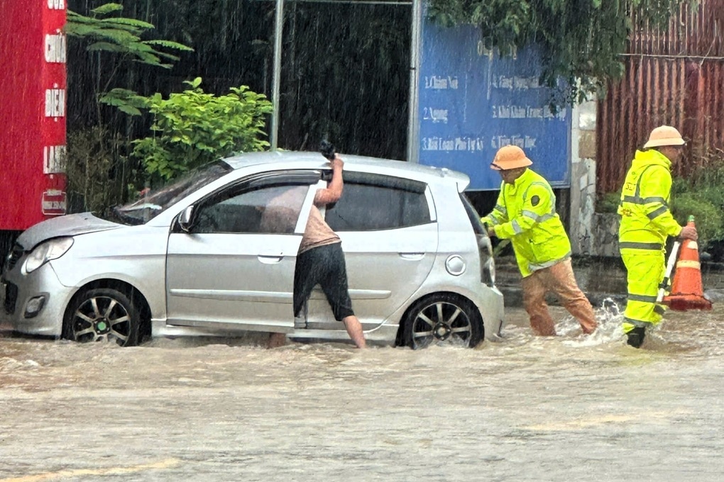 CSGT Nghệ An hỗ trợ đẩy ô tô bị chết máy qua đường ngập - 2