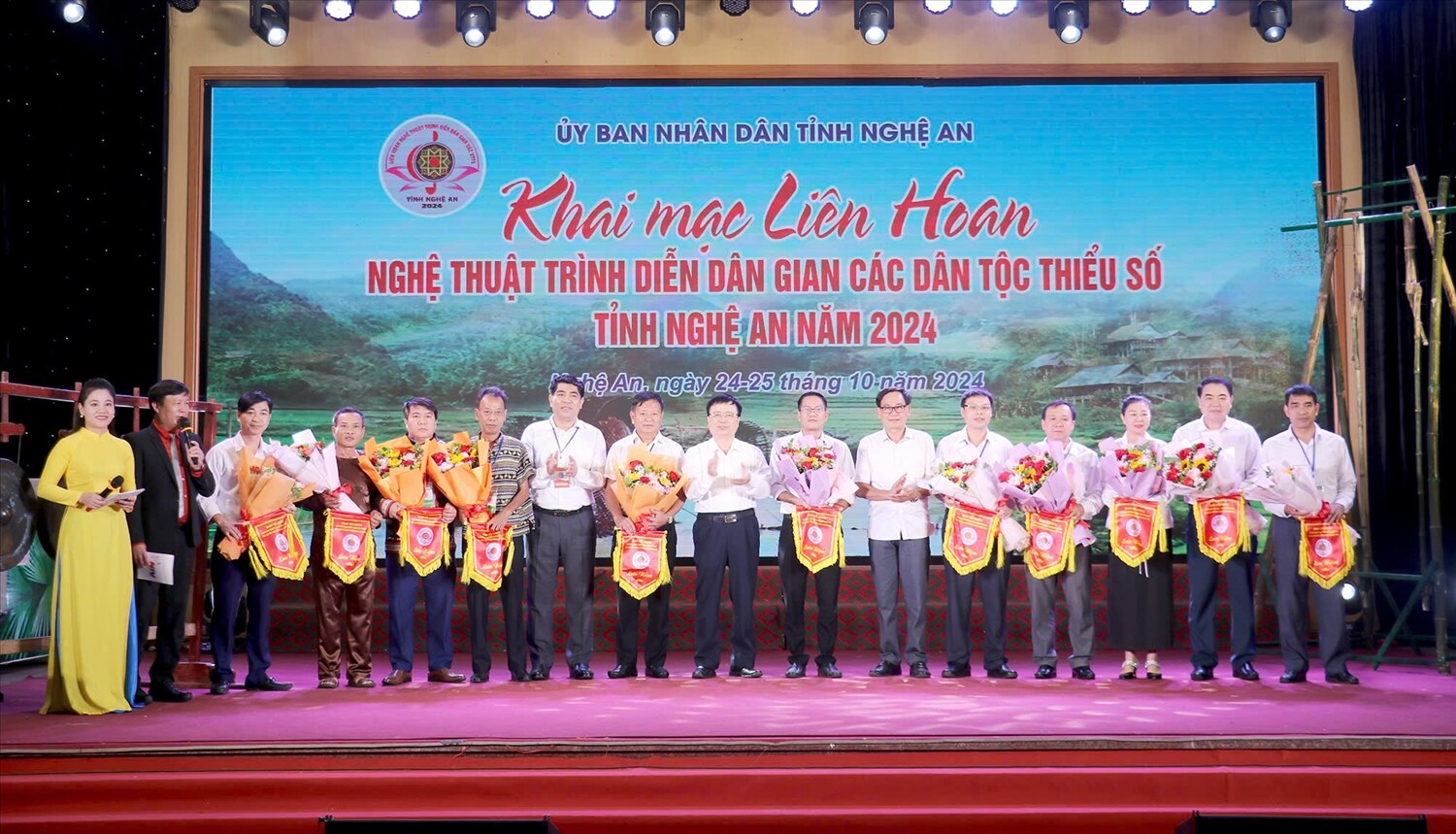 Ban tổ chức trao cờ lưu niệm cho các đội tham dự