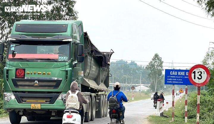 Các đoàn xe tải bất chấp biển báo cầu Khe Gỗ tải trọng tối đa chỉ 13 tấn vẫn lao vun vút qua cầu.