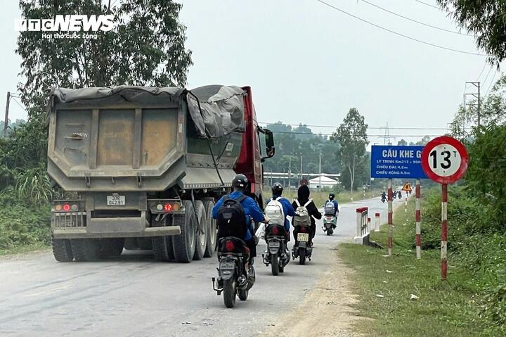 Phía trước các đầu xe này đều dán tên 