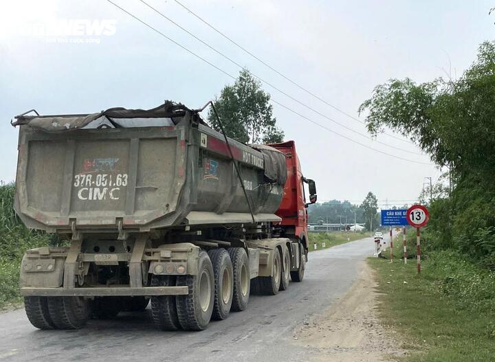 Người dân nơi đây mong lực lượng chức năng vào cuộc xử lý nghiêm các xe tải này để bảo vệ kết cấu hạ tầng giao thông, đảm bảo trật tự an toàn giao thông trên tuyến QL48E.