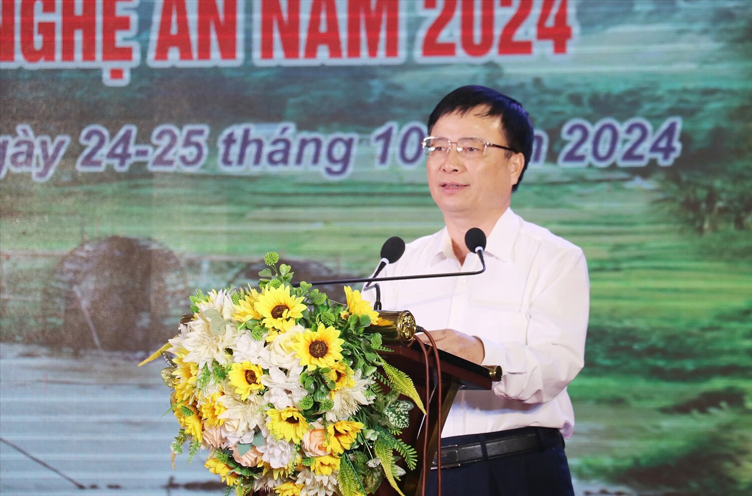 Phát biểu tại liên hoan nghệ thuật trình diễn dân gian các DTTS tỉnh Nghệ An năm 2024, Phó Chủ tịch UBND tỉnh - Bùi Đình Long nhấn mạnh: Việc bảo tổn, phát huy các giá trị văn hóa truyền thống tốt đẹp của các dân tộc luôn được Tỉnh ủy, HĐND, UBND tỉnh đặc biệt quan tâm lãnh đạo, chỉ đạo.