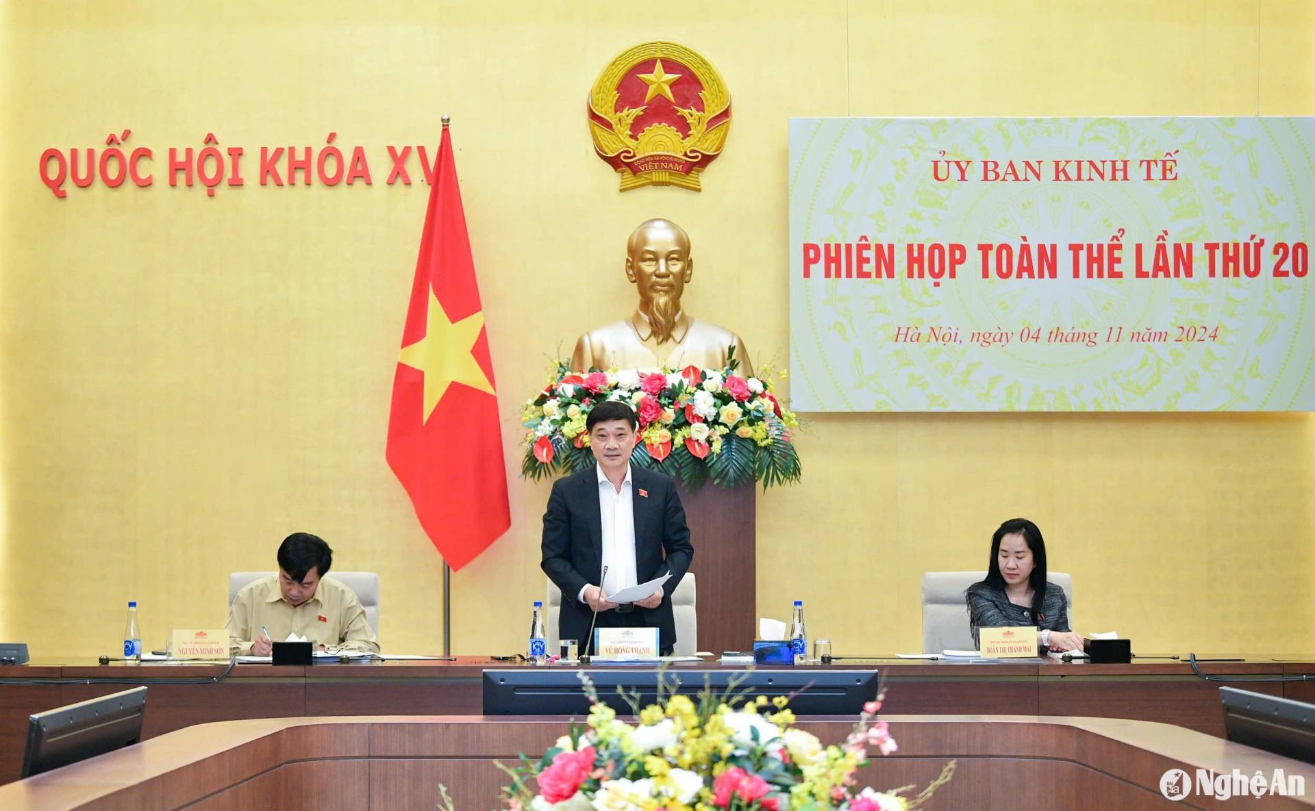 Chủ nhiệm Ủy ban Kinh tế của Quốc hội Vũ Hồng Thanh chủ trì phiên họp toàn thể. Ảnh: Khánh Quang