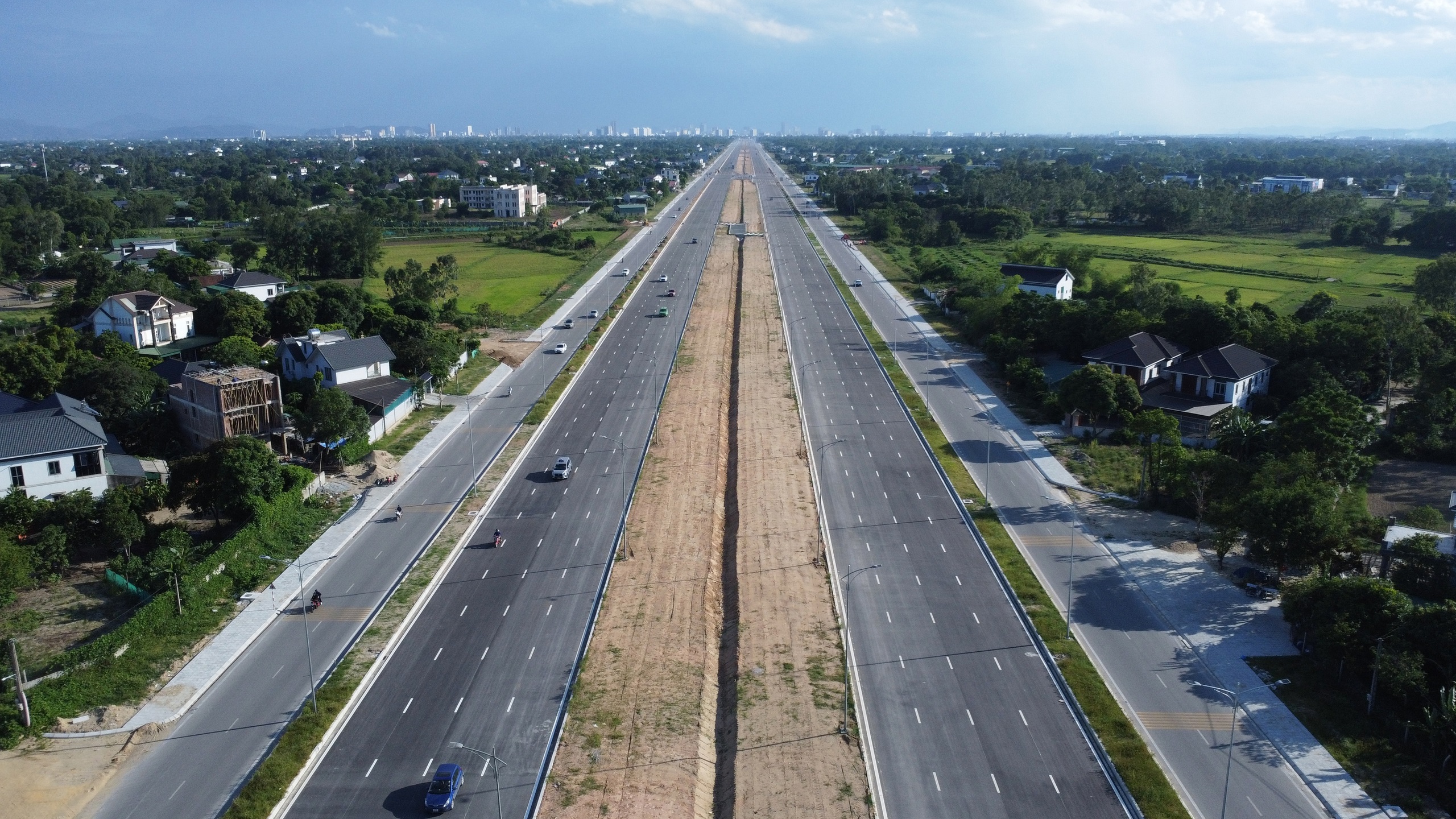 Vì sao lùi thời gian nâng tốc độ tối đa trên đại lộ nối Vinh - Cửa Lò?- Ảnh 2.