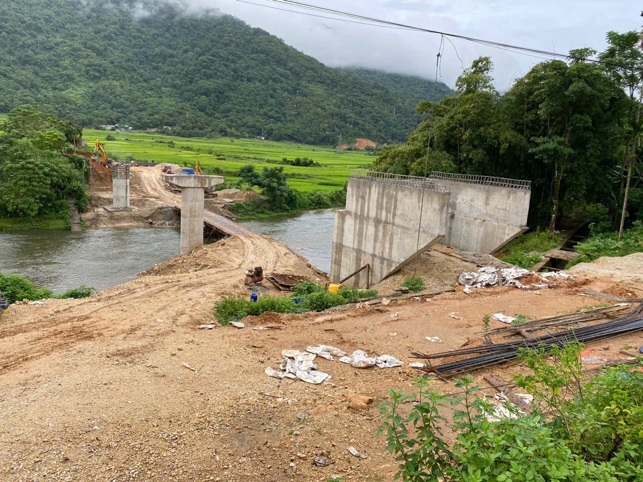 Cầu Châu Kim, huyện Quế Phong đang được thi công nhằm tạo thuận lợi cho đồng bào đi lại, giao thương hàng hóa nông sản