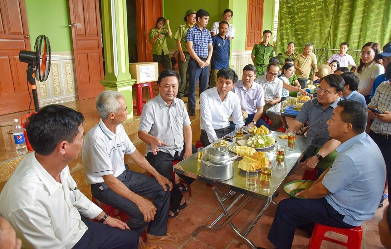 Bộ trưởng Bộ NN&PTNT Lê Minh Hoan cùng đoàn công tác thăm các hộ dân tham gia mô hình bảo vệ rừng tại cộng đồng thuộc thôn 1, xã Lĩnh Sơn (Anh Sơn)