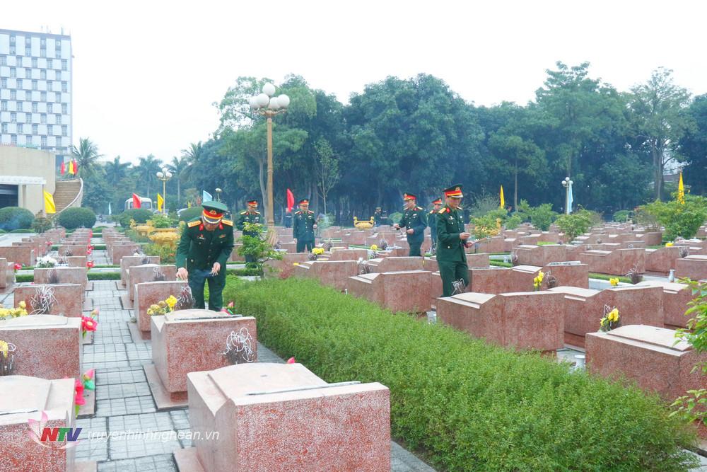 Cán bộ, chiến sĩ Lực lượng vũ trang Nghệ An thắp hương lên phần mộ các liệt sĩ tại Nghĩa trang liệt sĩ thành phố Vinh.