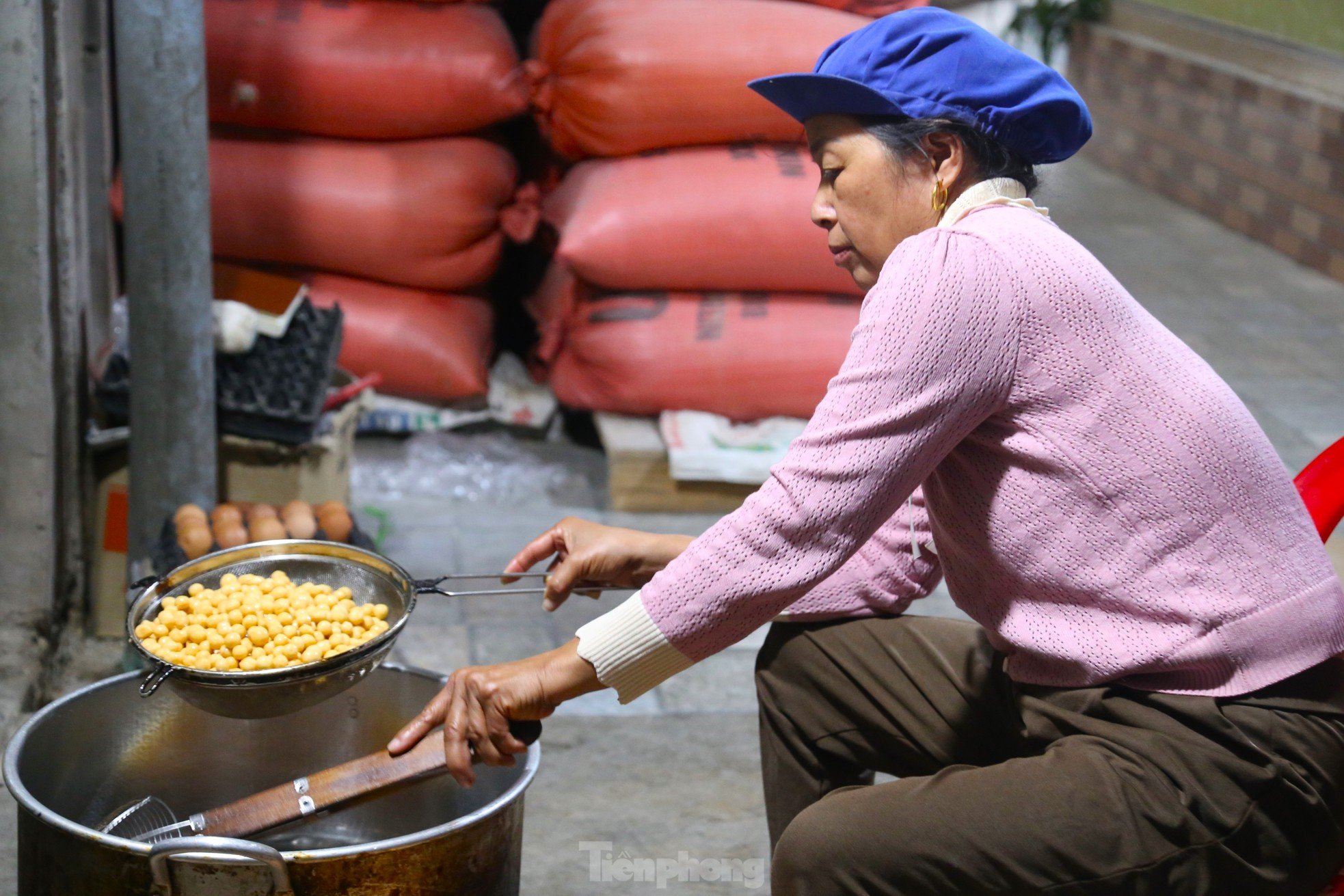 Đơn hàng Tết 'nổ' liên tục, người dân làng 'bánh quê' có ngày chỉ ngủ 1 giờ để sản xuất ảnh 7