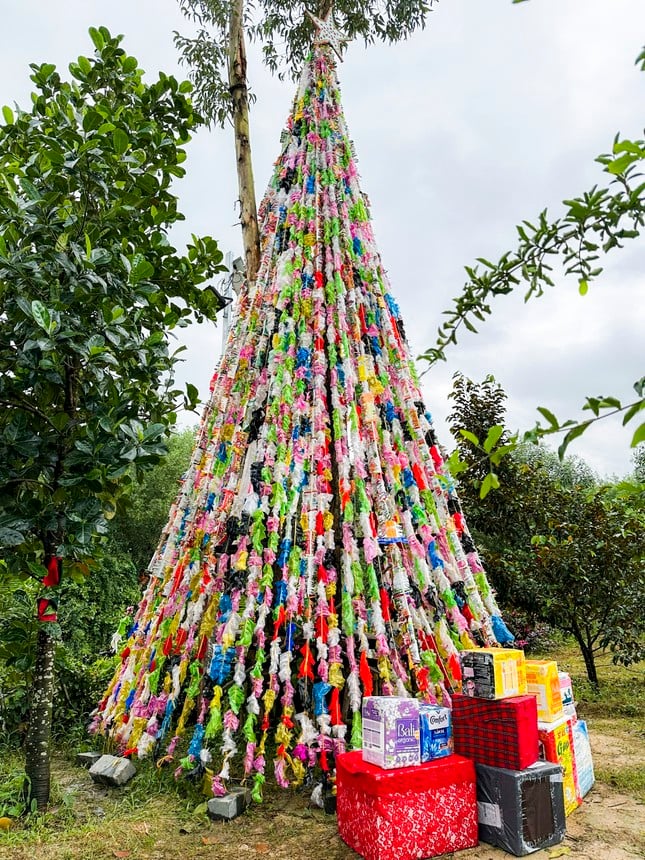 Cây thông Noel độc đáo cao 8 mét làm từ vỏ gói mì tôm, bao ni lông ảnh 2