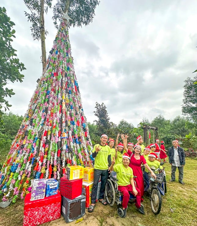 Cây thông Noel độc đáo cao 8 mét làm từ vỏ gói mì tôm, bao ni lông ảnh 6