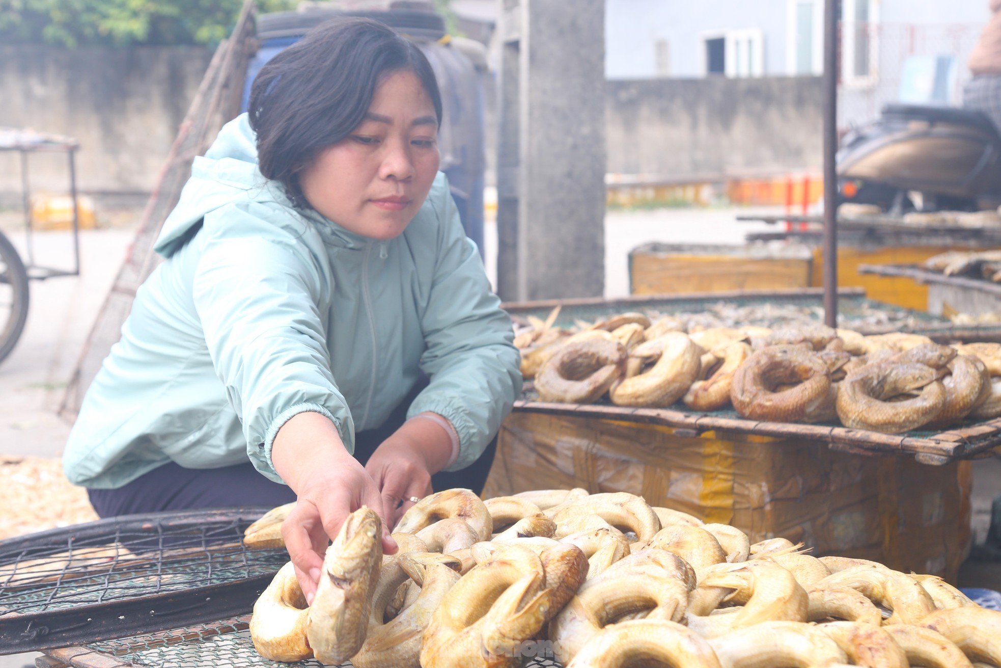 Người dân làng chài đỏ lửa xông đặc sản ‘cá ông trời’ dịp Tết ảnh 10