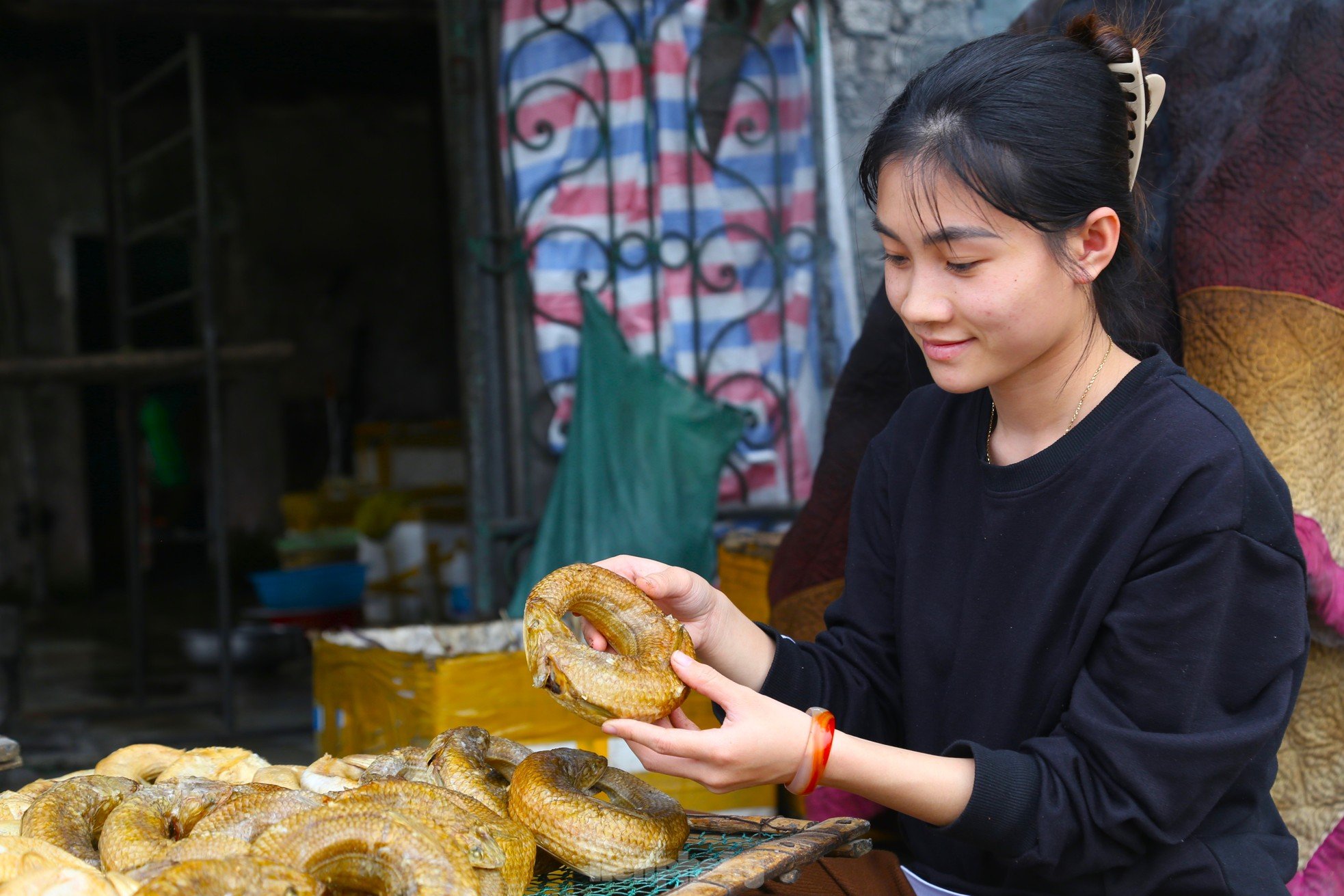 Người dân làng chài đỏ lửa xông đặc sản ‘cá ông trời’ dịp Tết ảnh 12