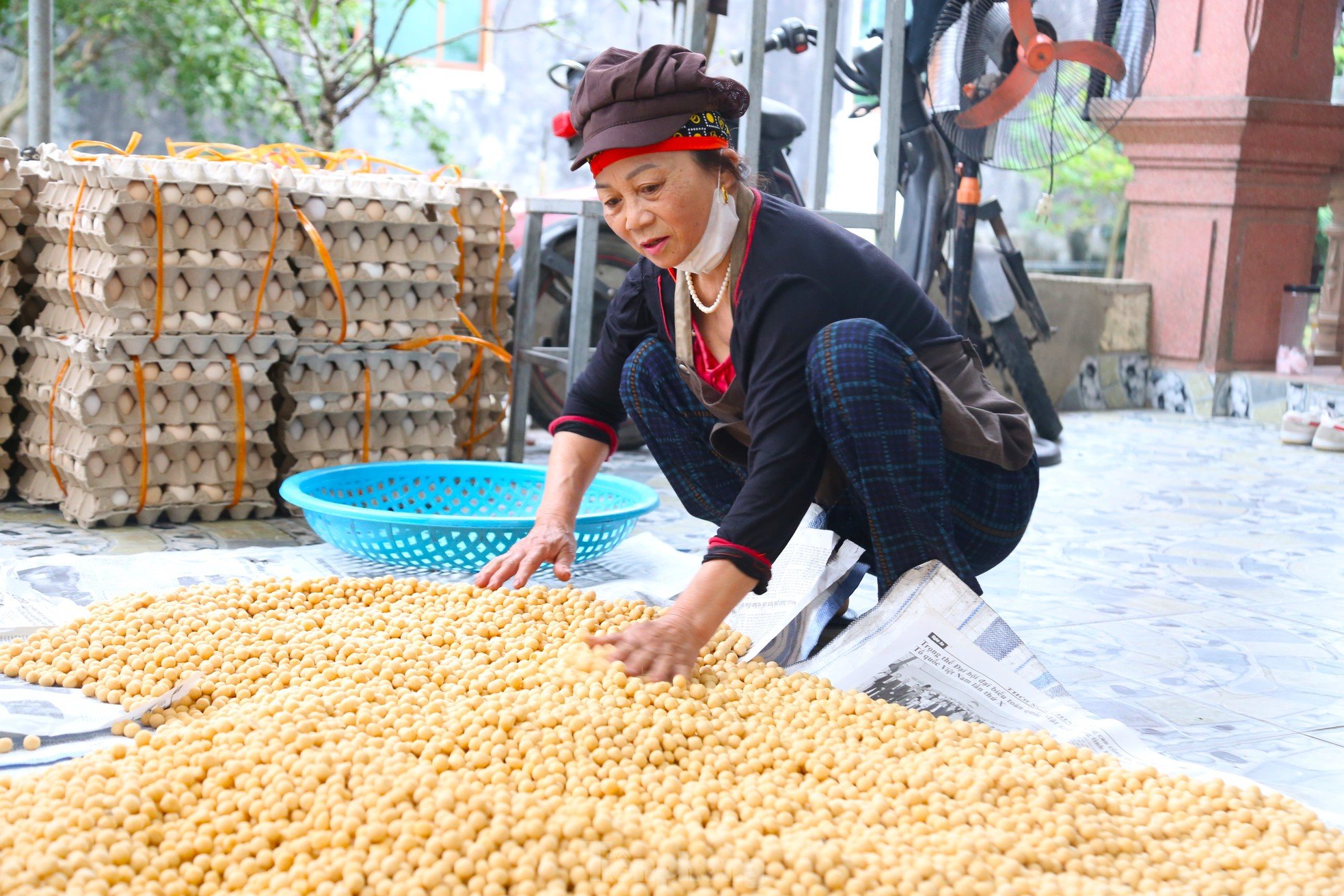 Đơn hàng Tết 'nổ' liên tục, người dân làng 'bánh quê' có ngày chỉ ngủ 1 giờ để sản xuất ảnh 1