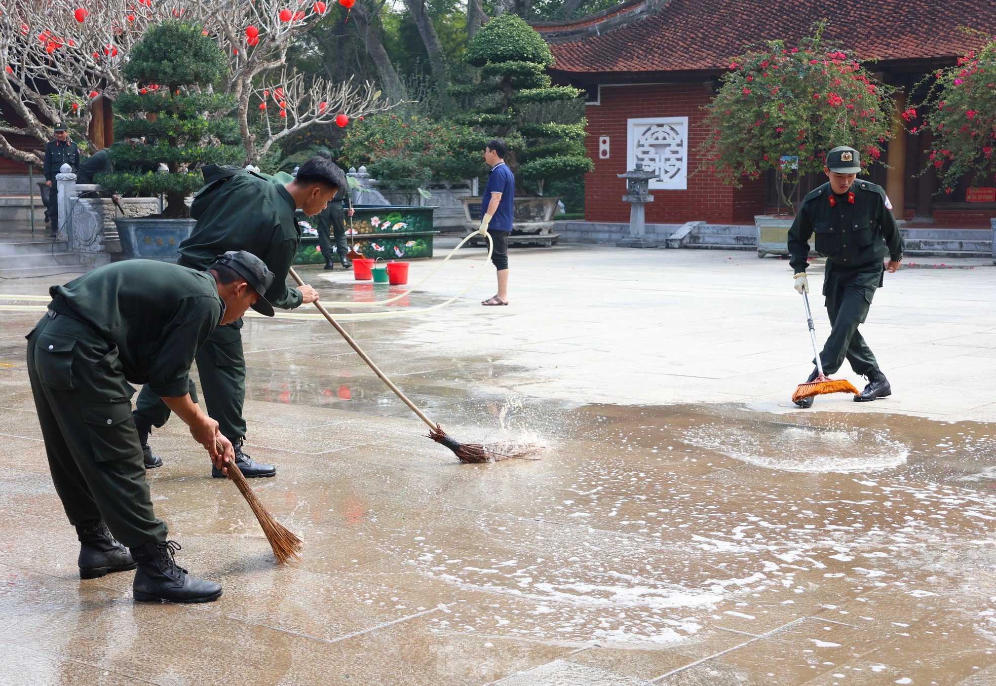 Tuổi trẻ cảnh sát cơ động dựng đường cờ Tổ quốc trên quê hương Bác ảnh 5