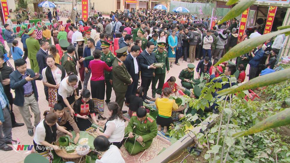 Bí thư Tỉnh uỷ Nguyễn Đức Trung chung vui cùng bà con tại Chương trình Xuân sớm vùng cao - Tết Nguyên đán Ất Tỵ 2025 ở xã Bắc Lý, huyện Kỳ Sơn.