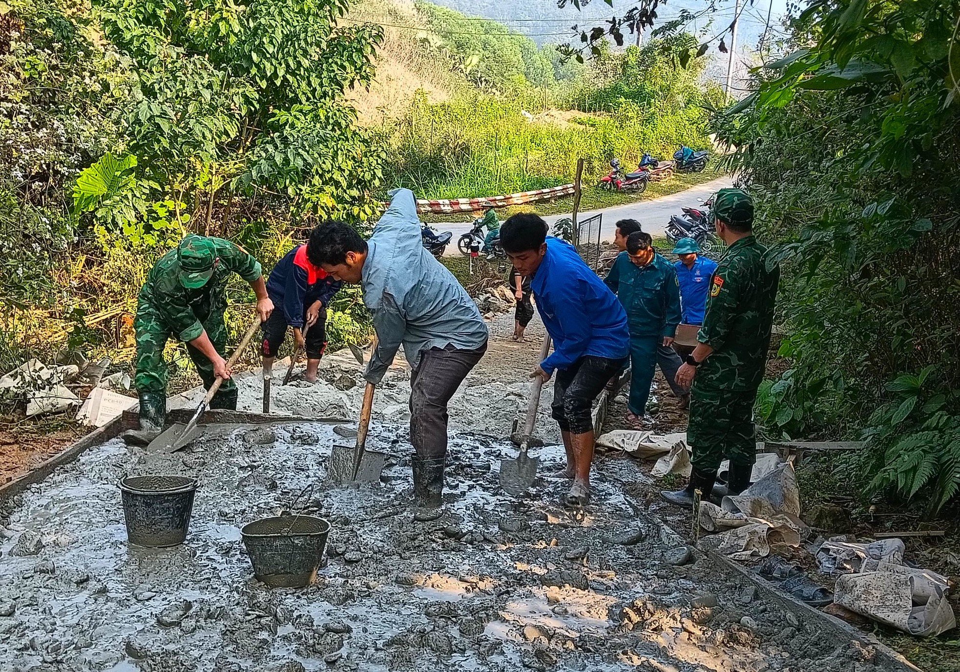 Thanh niên đổ bê tông làm đường cho người dân bản ảnh 5