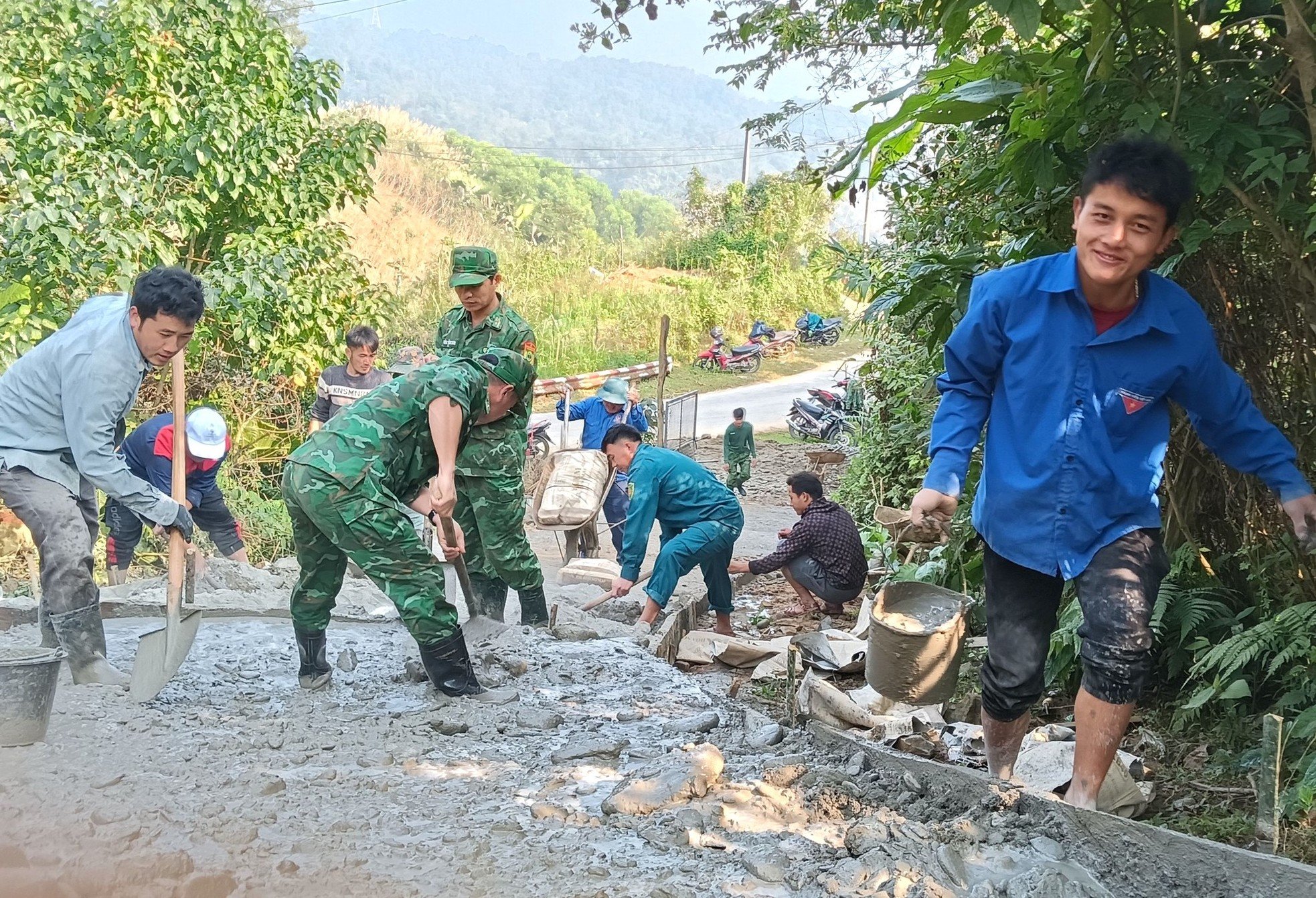 Thanh niên đổ bê tông làm đường cho người dân bản ảnh 9