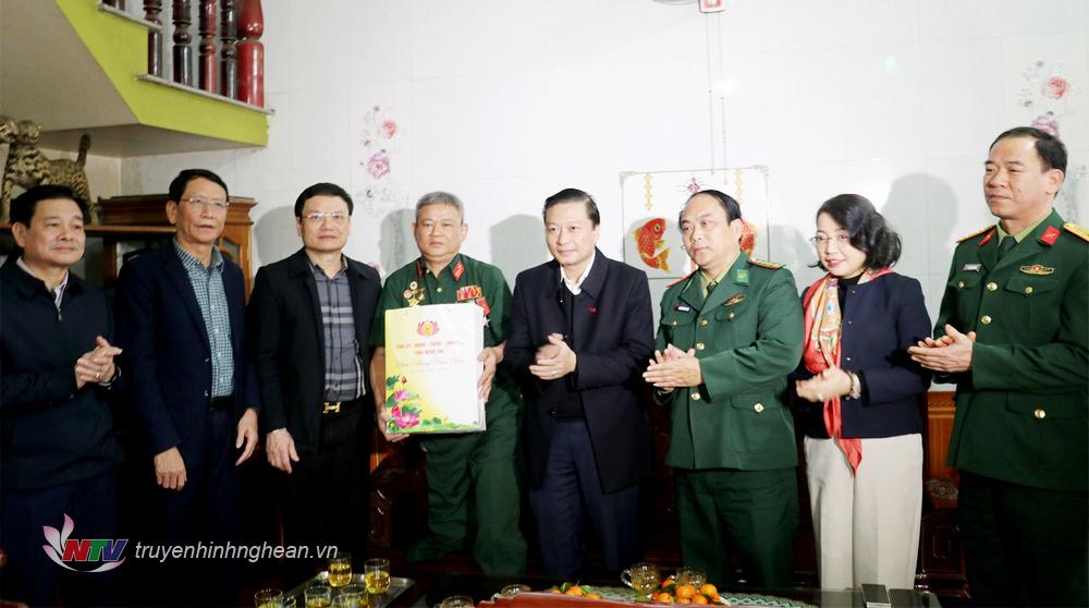 Chủ tịch UBND tỉnh Lê Hồng Vinh và đoàn công tác tặng quà, chúc Tết thương binh Lê Hồng Lợi và gia đình.