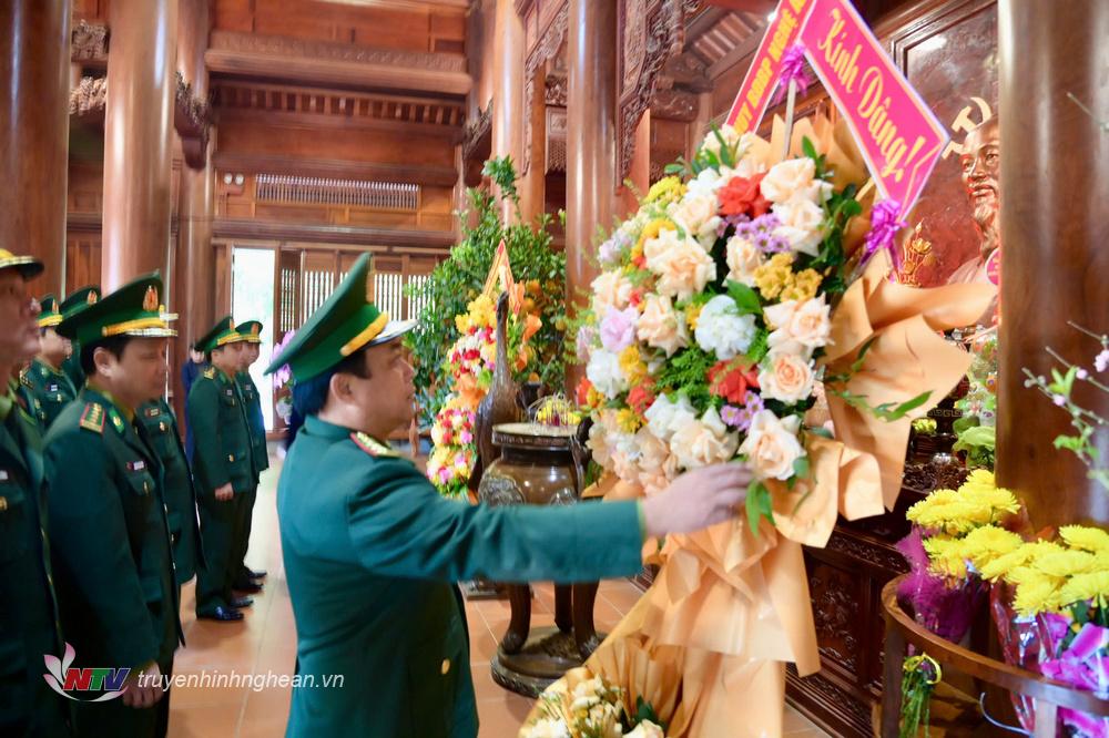 Đại tá Nguyễn Công Lực, Ủy viên Ban chấp hành Đảng bộ tỉnh, Chỉ huy trưởng BĐBP tỉnh Nghệ An dâng lẵng hoa tươi thắm lên anh linh Chủ tịch Hồ Chí Minh