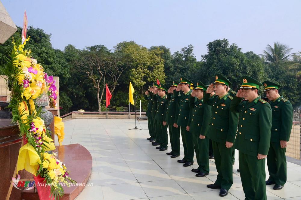 Đoàn đại biểu Bộ chỉ huy BĐBP tỉnh dâng hoa, dâng hương tưởng niệm các Anh hùng Liệt sỹ tại nghĩa trang Liệt sỹ thành phố Vinh.