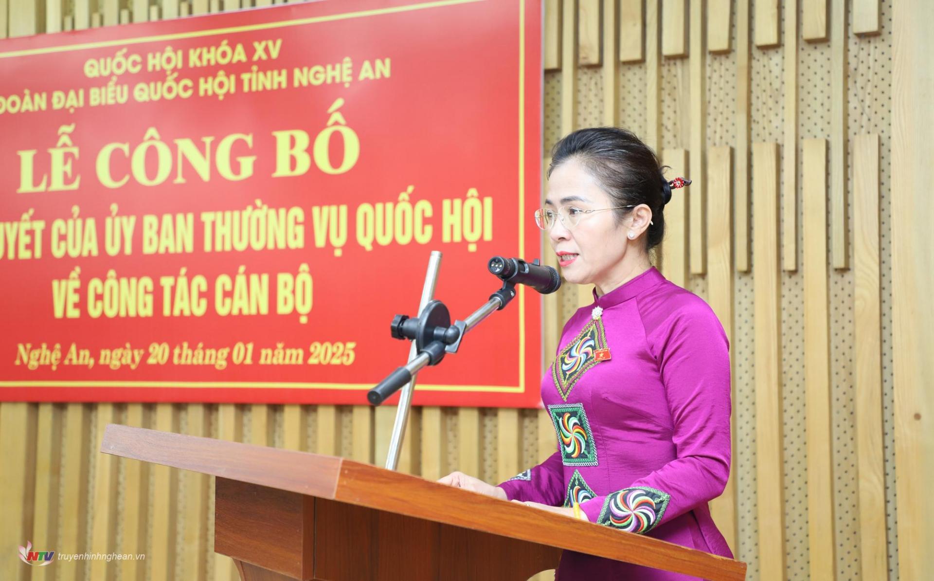 Đồng chí Võ Thị Minh Sinh - Ủy viên BTV Tỉnh ủy, Chủ tịch UBMTTQ tỉnh, Trưởng đoàn ĐBQH tỉnh phát biểu nhận nhiệm vụ.