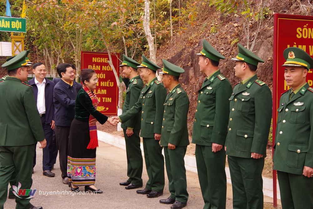 Đoàn công tác của tỉnh do đồng chí Võ Thị Minh Sinh, Ủy viên Ban Thường vụ Tỉnh ủy, Chủ tịch UBMTTQ Việt Nam tỉnh Nghệ An, Trưởng đoàn Đại biểu Quốc hội tỉnh dẫn đầu đến thăm, chúc Tết Đồn Biên phòng Mỹ Lý, Bộ đội Biên phòng Nghệ An.