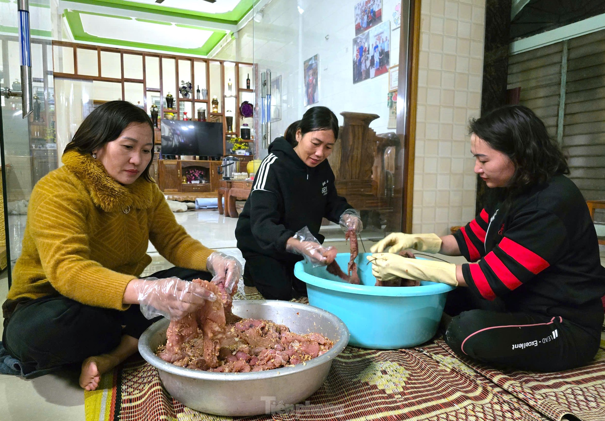 Người dân xứ Nghệ đỏ lửa xuyên ngày đêm làm đặc sản bán Tết ảnh 1