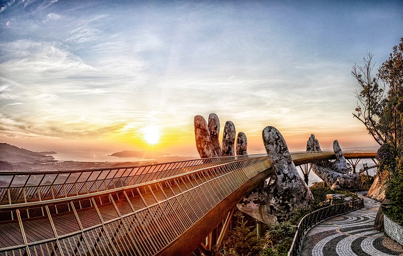 تسجيل الوصول في Golden Bridge Da Nang على قمة منطقة Ba Na Hills السياحية