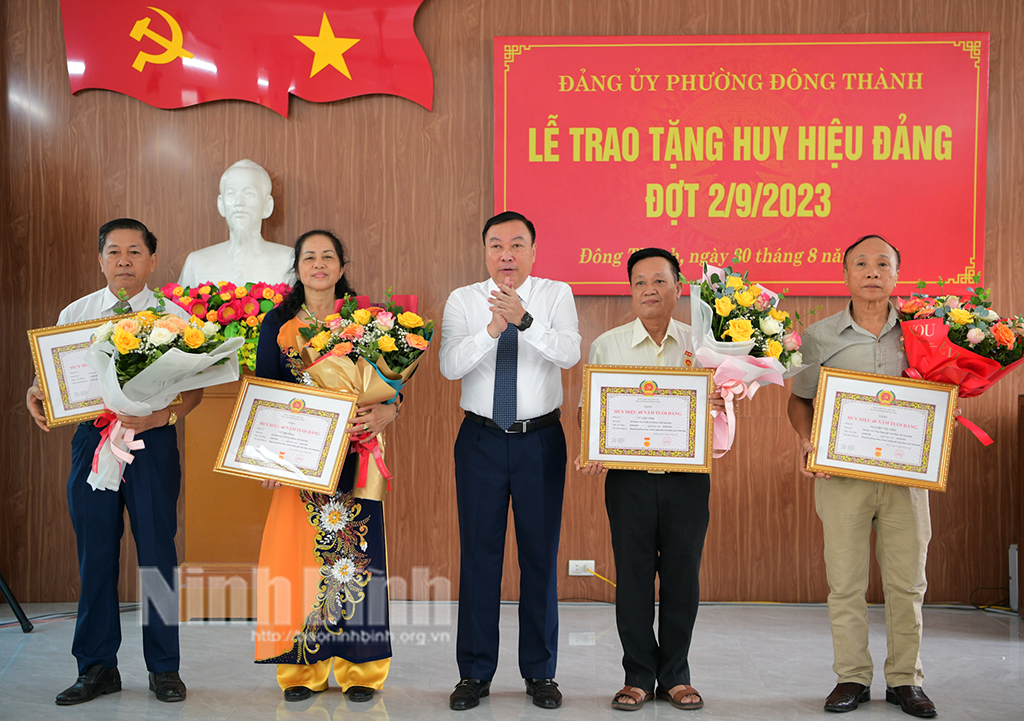 Đồng chí Phó Bí thư Thường trực Tỉnh ủy dự Lễ trao tặng Huy hiệu Đảng tại Đảng bộ phường Đông Thành